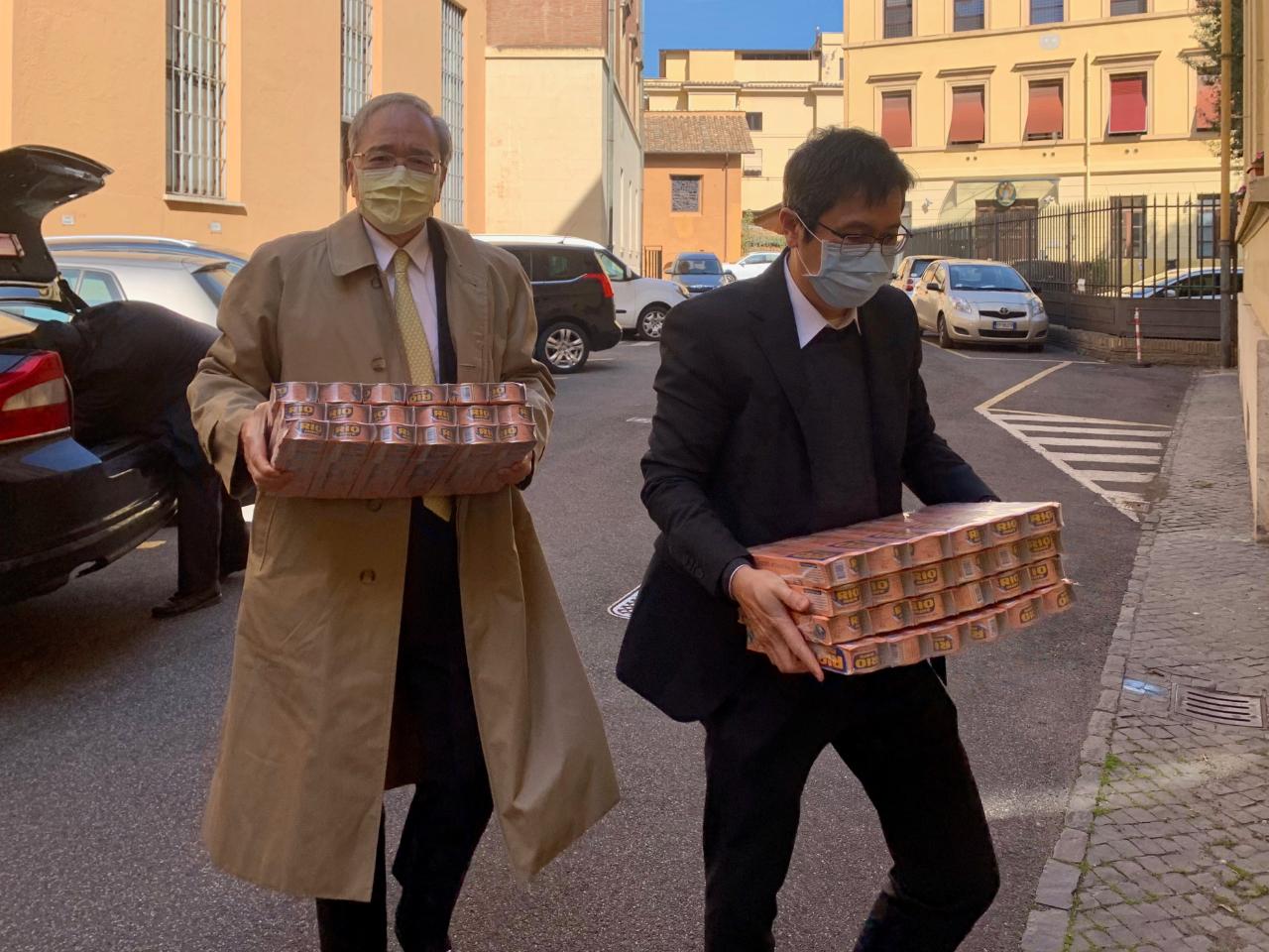 Taiwan’s embassy in the Vatican City earlier donated 600 tuna cans to a charity run by the authorities. The Holy See’s charity canteen has been shut down due to measures by the Italian government to curb the spread of the virus, said Ambassador Matthew Lee (李世明), adding that the donations had already been sent to the institute to be distributed among homeless people.