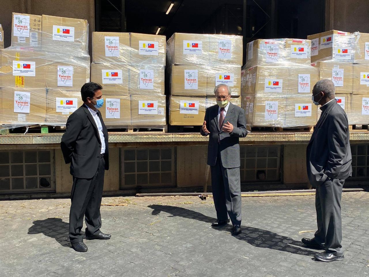 In a spirit of collaboration, Taiwan donated 200,000 masks along with two infrared thermal imaging cameras to the Vatican.
Cumulatively, Taiwan has already provided 480,000 face masks and other relief goods such as rice cookers and canned food to the Vatican in April alone.