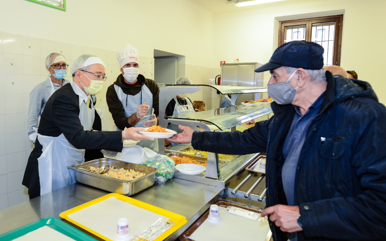 Ambassador Lee personally served the warm meals to the people.