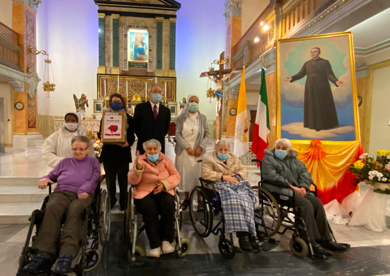 On October 23, 2020, Ambassador Matthew Lee attended the Mass for the 9th anniversary of the canonization ceremony of St. Louis Guanella at the Casa Santa Maria della Provvidenza. After the Eucharistic ceremony, Ambassador Lee delivered the digital thermometers, surgical gloves, and cleaning products to the rehabilitation center saying that, as Pope Francis stated in his encyclical Fratelli tutti, the COVID-19 pandemic has reminded all “that we are a global community,…that we are brothers and sisters of one another.” Ambassador Lee hoped that the materials would help the Catholic institution to ensure the safety of its special guests. Ambassador Lee also explained that, during the global health crisis, the Embassy looked for ways to help those most in need and took the opportunity to really be in solidarity with others, thus finding a sense of unity and coming together in fraternal love.
Sister Michela Carrozzino, the Head of the center, thanked Taiwan and its people for the gifts and mentioned that the Pope’s words may have no better illustration that this wonderful donation that demonstrates a deep concern for each other as brothers and sisters, as well as created some beautiful and touching moments with some of the disabled women who participated in the event.
