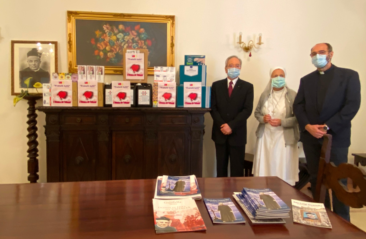 On October 23, 2020, Ambassador Matthew Lee attended the Mass for the 9th anniversary of the canonization ceremony of St. Louis Guanella at the Casa Santa Maria della Provvidenza. After the Eucharistic ceremony, Ambassador Lee delivered the digital thermometers, surgical gloves, and cleaning products to the rehabilitation center saying that, as Pope Francis stated in his encyclical Fratelli tutti, the COVID-19 pandemic has reminded all “that we are a global community,…that we are brothers and sisters of one another.” Ambassador Lee hoped that the materials would help the Catholic institution to ensure the safety of its special guests. Ambassador Lee also explained that, during the global health crisis, the Embassy looked for ways to help those most in need and took the opportunity to really be in solidarity with others, thus finding a sense of unity and coming together in fraternal love.
Sister Michela Carrozzino, the Head of the center, thanked Taiwan and its people for the gifts and mentioned that the Pope’s words may have no better illustration that this wonderful donation that demonstrates a deep concern for each other as brothers and sisters, as well as created some beautiful and touching moments with some of the disabled women who participated in the event.
