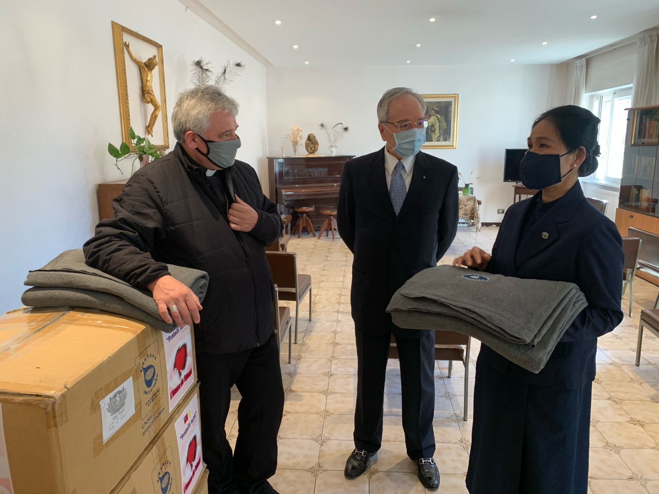 On October 21 at Villa Serena, Ambassador Lee, presented Cardinal Krajewski with 65 eco-blankets made in Taiwan with recycled plastic bottles and inspired by the spirit of Laudato sì. The blankets, which were provided by Tzu-Chi Buddhist Charity Foundation, will be distributed to the migrant women sheltered in the building lent by the Sisters Servants of the Divine Providence of Catania to the Pope through the Papal Almoner. The migrants arrived in Italy through the Humanitarian Corridors program. 
The Embassy of the Republic of China (Taiwan) to the Holy See has promptly reacted to the Holy Father’s call to reach out to those in need as real brothers as sisters.
