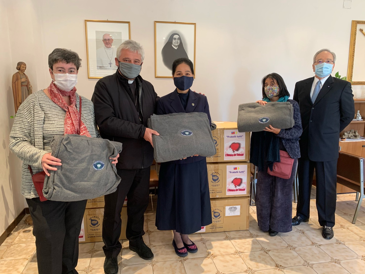 On October 21 at Villa Serena, Ambassador Lee, presented Cardinal Krajewski with 65 eco-blankets made in Taiwan with recycled plastic bottles and inspired by the spirit of Laudato sì. The blankets, which were provided by Tzu-Chi Buddhist Charity Foundation, will be distributed to the migrant women sheltered in the building lent by the Sisters Servants of the Divine Providence of Catania to the Pope through the Papal Almoner. The migrants arrived in Italy through the Humanitarian Corridors program. 