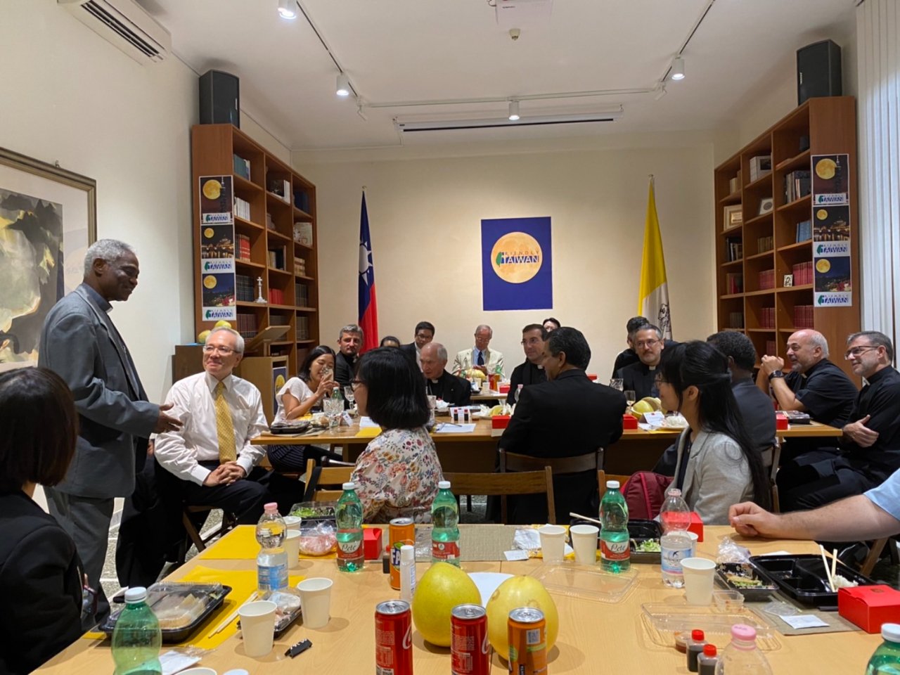 Mid-Autumn Festival is the traditional holiday celebrating harvest and normally a time for family or friends’ reunions. We are delighted to have our good friends here today to share a Taiwanese-style lunch and moon cakes made by the Grand Hotel in Taiwan and shipped all the way here.