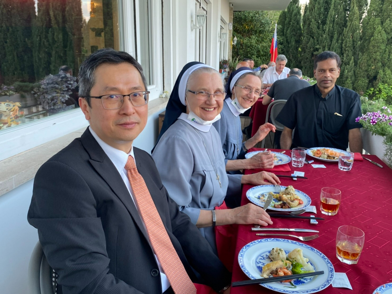 Ambassador Lee was delighted to welcome members of the College of confessors at St. Peter’s Basilica to his residence for a dinner.