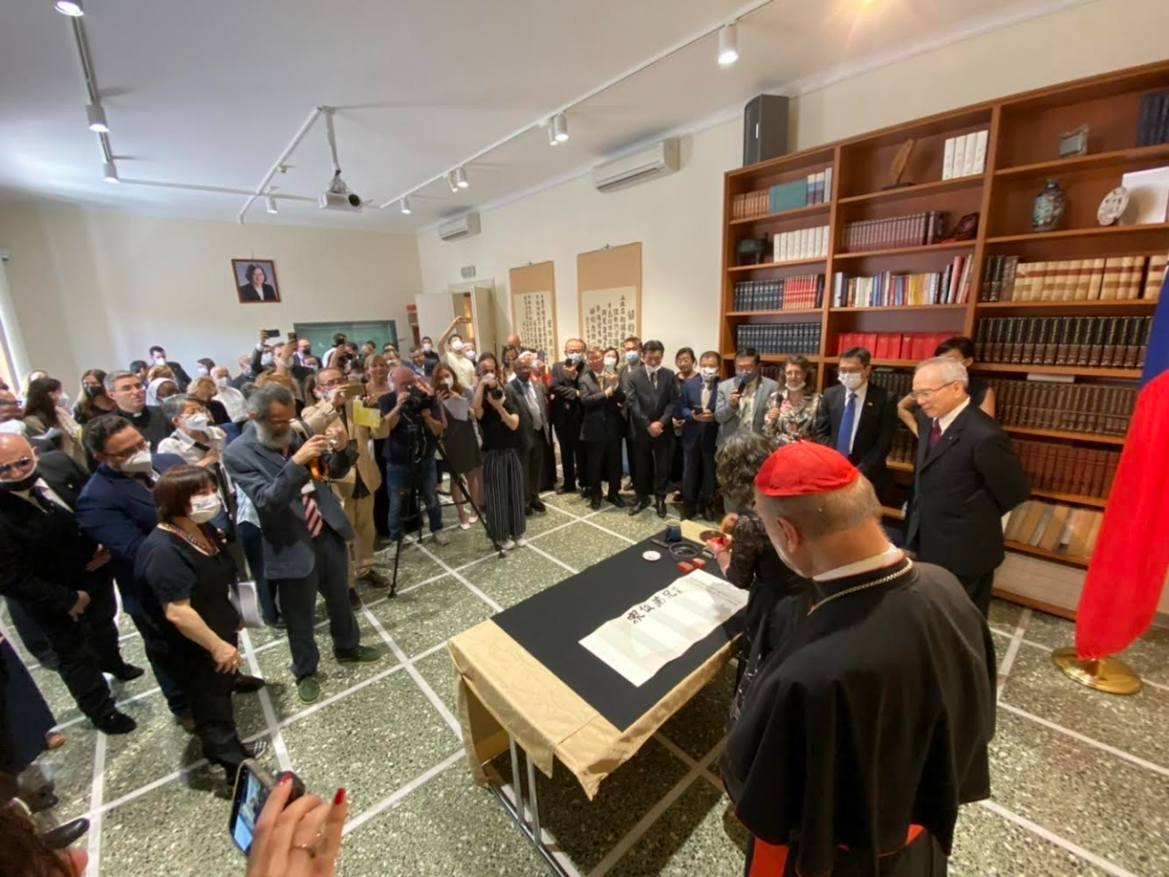      Cardinal Ravasi of the Dicastery for Culture and Education opened the exhibition with a prayer as to include the voice of Pope Francis through a passage of Fratelli tutti: “Inspire in us a dream of renewed encounter, dialogue, justice and peace. Move us to create healthier societies and a more dignified world, a world without hunger, poverty, violence and war.”
     Inspired by the Pope’s “Culture of Encounter,” the exhibition features 18 religious calligraphy and 12 calligraphic ink painting works created by well-known Taiwanese American artists Maw Chyuan Wang and Karen Shee. Among the guests, a delegation of authorities from Taiwan, the Holy See, as well as members of the Diplomatic Corps and religious congregations.
     The thirty pieces on display contain excerpts from the Bible and the Pope’s encyclicals Laudatosì and Fratelli tutti,and other inspiring phrases to highlight Taiwan’s commitment and joint efforts with the Holy See to advance global human rights and welfare, democracy, freedom, and environmental protection. As reminded by Ambassador Matthew S.M. LEE: “The similarities between Taiwan and the Holy See are not only in the forms of artistic expression, but also in the values shared by both sides: democracy, freedom, and human rights.” 
     “Friendly Taiwan meets Fratelli tutti” exhibition celebrates the 80th anniversary of diplomatic relations between the Republic of China (Taiwan) and the Holy See by combining the Sacred Scripture with the beauty of Taiwanese calligraphy to give the audience an original and innovative experience. 
