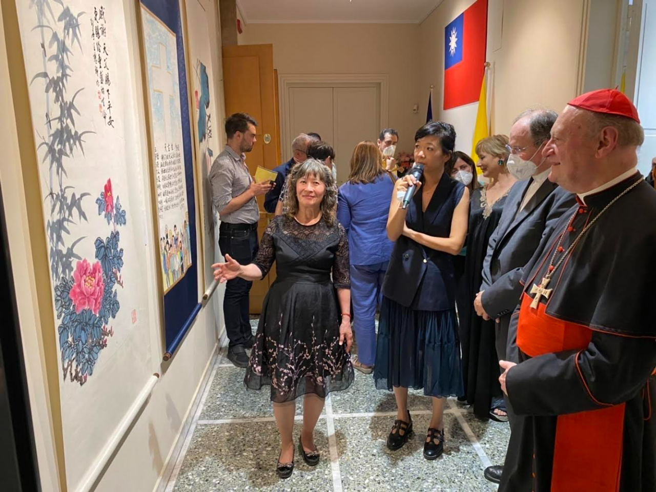      “St. Paul used to say that we must praise God with words, work and lyrics,” said Cardinal Gianfranco Ravasi at the inauguration ceremony of “Friendly Taiwan meets Fratelli tutti” exhibition held on Friday, July 1st, 2022 at the Chancery of the ROC (Taiwan) Embassy to the Holy See. He then added that “The truth conveyed by the contents of Fratelli tutti encourages us to do good but, at the same time, it is also conveyed through the artworks of Taiwanese artists.
     Cardinal Ravasi of the Dicastery for Culture and Education opened the exhibition with a prayer as to include the voice of Pope Francis through a passage of Fratelli tutti: “Inspire in us a dream of renewed encounter, dialogue, justice and peace. Move us to create healthier societies and a more dignified world, a world without hunger, poverty, violence and war.”
     Inspired by the Pope’s “Culture of Encounter,” the exhibition features 18 religious calligraphy and 12 calligraphic ink painting works created by well-known Taiwanese American artists Maw Chyuan Wang and Karen Shee. Among the guests, a delegation of authorities from Taiwan, the Holy See, as well as members of the Diplomatic Corps and religious congregations.
     The thirty pieces on display contain excerpts from the Bible and the Pope’s encyclicals Laudatosì and Fratelli tutti,and other inspiring phrases to highlight Taiwan’s commitment and joint efforts with the Holy See to advance global human rights and welfare, democracy, freedom, and environmental protection. As reminded by Ambassador Matthew S.M. LEE: “The similarities between Taiwan and the Holy See are not only in the forms of artistic expression, but also in the values shared by both sides: democracy, freedom, and human rights.” 
     “Friendly Taiwan meets Fratelli tutti” exhibition celebrates the 80th anniversary of diplomatic relations between the Republic of China (Taiwan) and the Holy See by combining the Sacred Scripture with the beauty of Taiwanese calligraphy to give the audience an original and innovative experience. 

