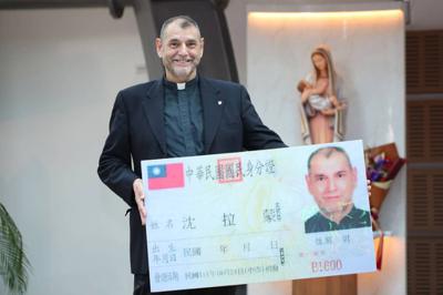 Spanish Catholic priest receives Taiwanese citizenship