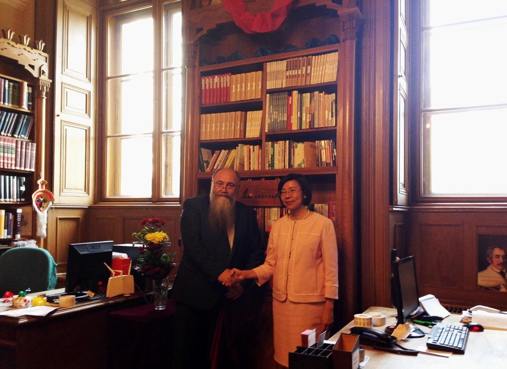匈牙利科學院圖書館館長István Monok及曾館長淑賢於「台灣漢學資源中心」揭牌後合影