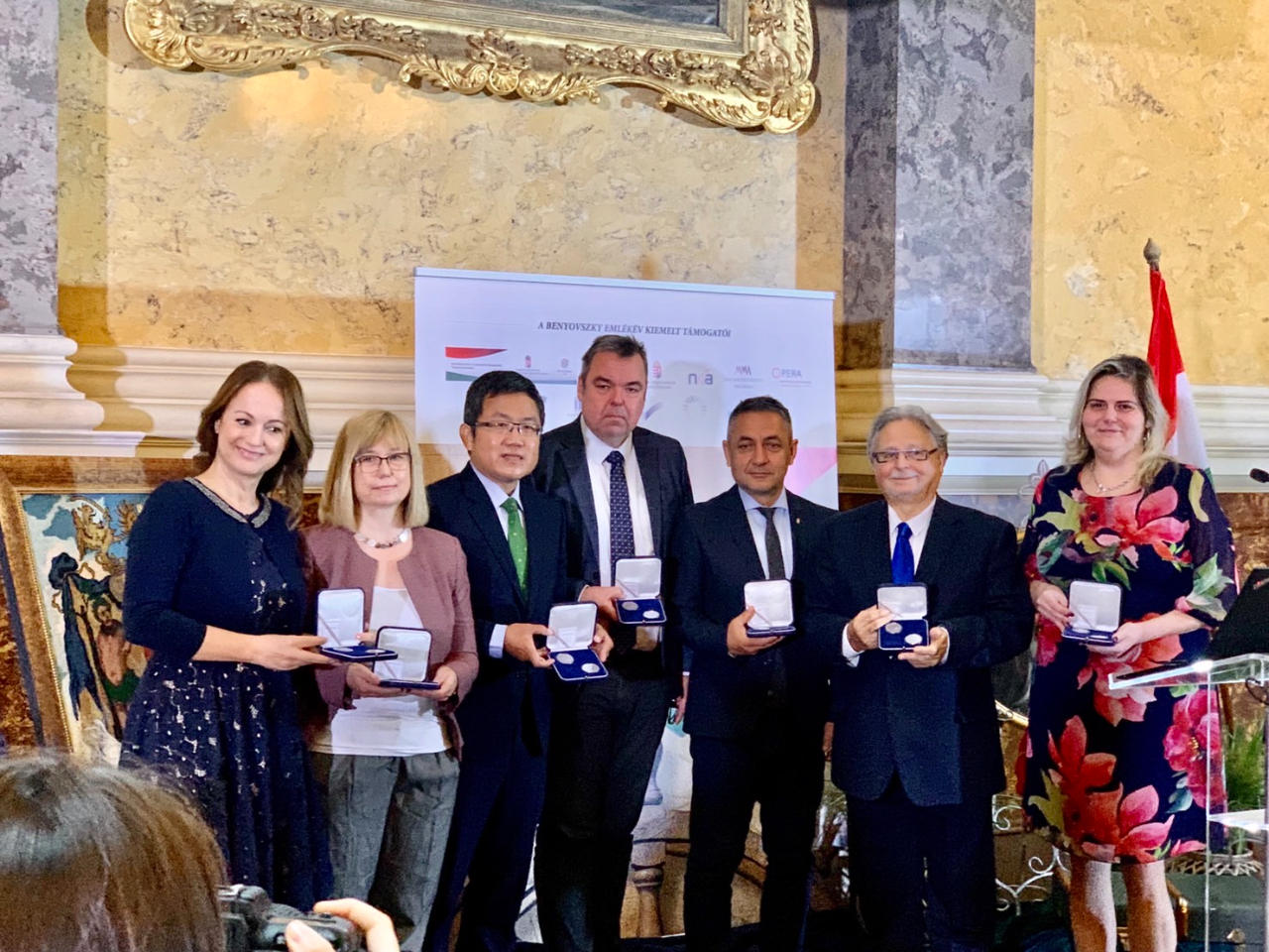 班紐夫斯基是250年前首位踏上台灣土地的匈牙利探險家。劉世忠大使9月20日受邀參加「班紐夫斯基紀念研討會」，與匈國文化部次長（亦為前台匈國會友台小組主席）波塔比(Árpád János Potápi)等貴賓見證台灣從250年前的「美麗之島」蛻變成今天的「民主、科技及自由之島」。