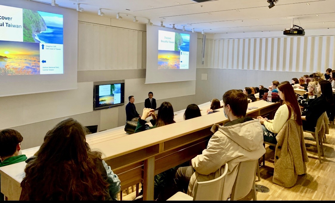 駐匈牙利代表處劉世忠大使4月19日應匈牙利歸正教會卡洛里大學（Károli Gáspár University of the Reformed Church）人文及社會科學學院邀請，以「發現美麗的台灣」為題發表演講，和現場師生互動熱絡。