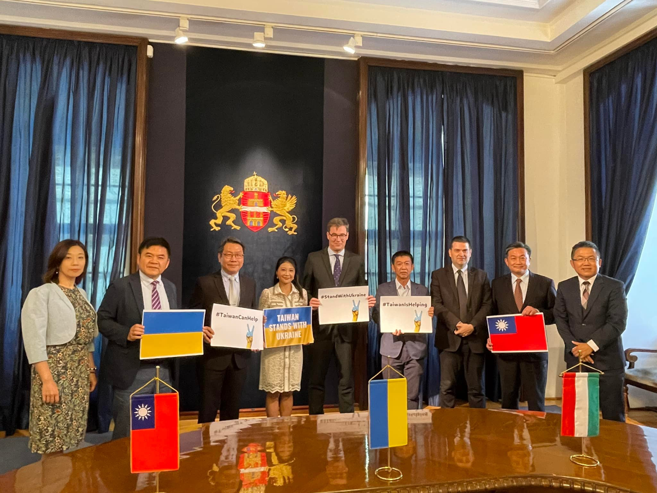 駐匈牙利代表劉世忠大使7月4日代表政府捐贈15萬美元給布達佩斯市府，協助安置烏克蘭難民，立法院台匈國會友好聯誼會訪團成員林楚茵、林靜儀、王定宇、莊瑞雄、沈發惠、許智傑等6位立法委員到場見證。布達佩斯市長Gergely Karácsony表示期待將來能訪問台灣。