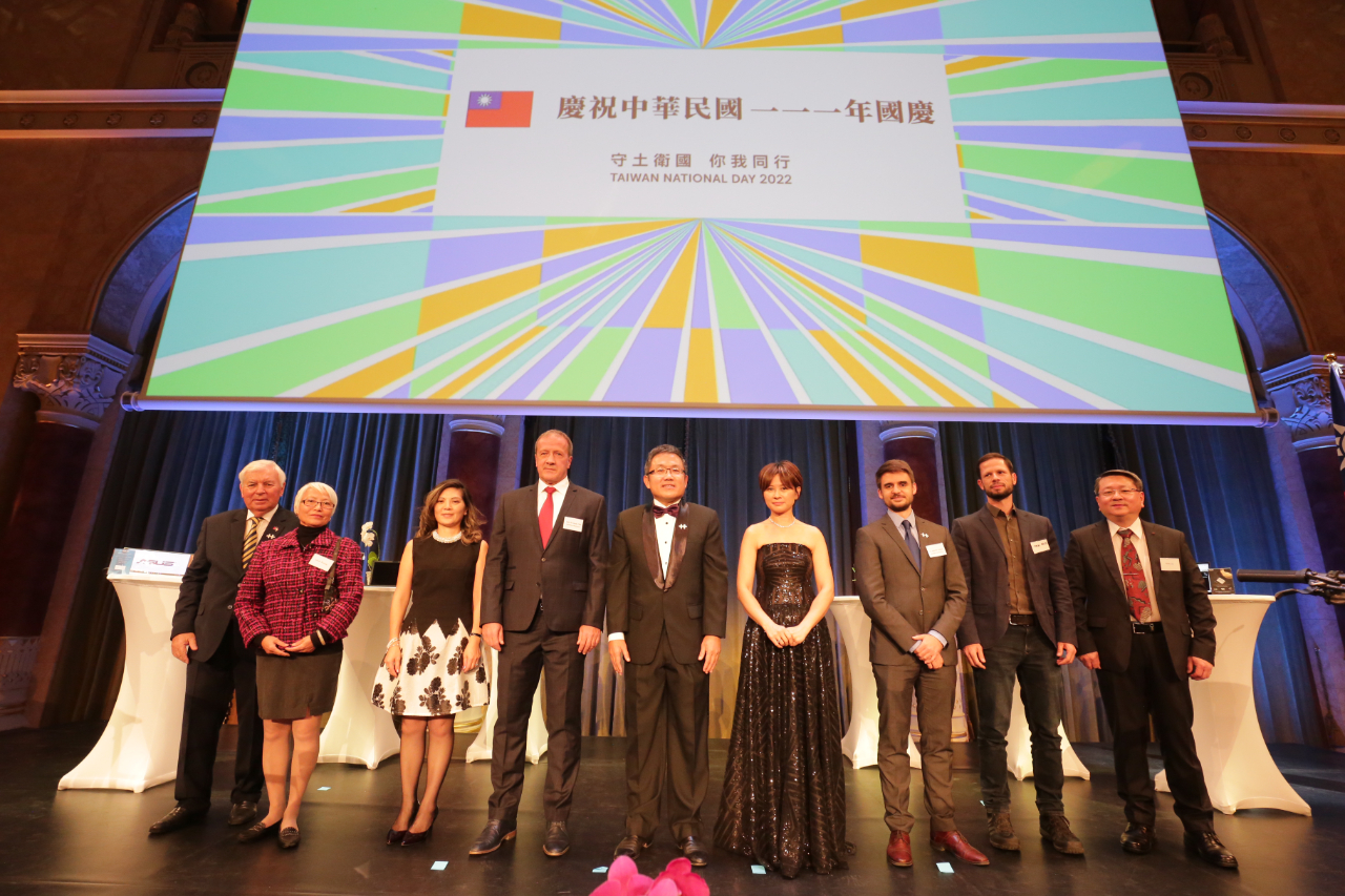 駐匈牙利代表處劉世忠大使伉儷與匈牙利國會友台小組主席Tiba Istavan、動能黨Tompos Marton、對話黨Bence Tordai等多位匈牙利國會議員及僑界領袖匈牙利台商會劉倖佑會長、僑務諮詢委員曠幼漫及台匈文化協會會長黃文綺於國慶酒會合影