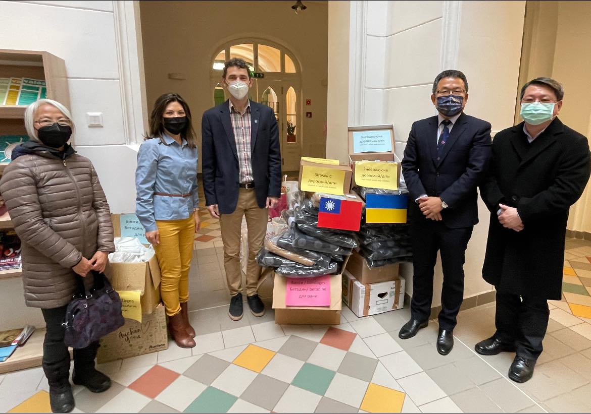 Ambassador Liu, Shih-chung visited Szent Gellért Catholic School with representatives of the Taiwanese community to donate supplies to the Ukrainian refugees. Big thanks to the supports from Taiwanese Chamber of Commerce in Hungary, Taiwan Trade Center Budapest and the Taiwan-Hungary Culture Association!