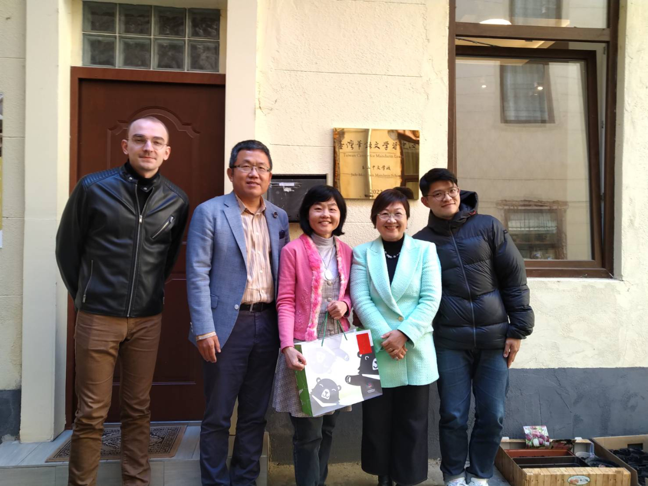 Liu, Shih-chung nagykövet és HSU Chia-ching, miniszterhelyettes a Tajvani Tengerentúli Közösségi Ügyek Tanácsának tagja  örömmel látogattak el április 17-én a Tajvani Mandarin Nyelvtanulási Központba, ahol Li Yiying igazgató és a központ mandarin tanárai fogadták őket.