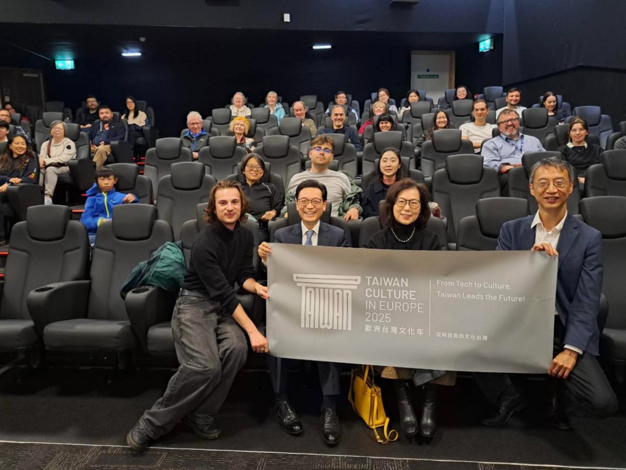 本處唐大使夫婦(中)應邀出席都柏林中文學校於2025年愛爾蘭文化之夜舉辦的《看見台灣》放映會，與僑胞及當地朋友一起自高空視角看見台灣這塊土地上的故事。