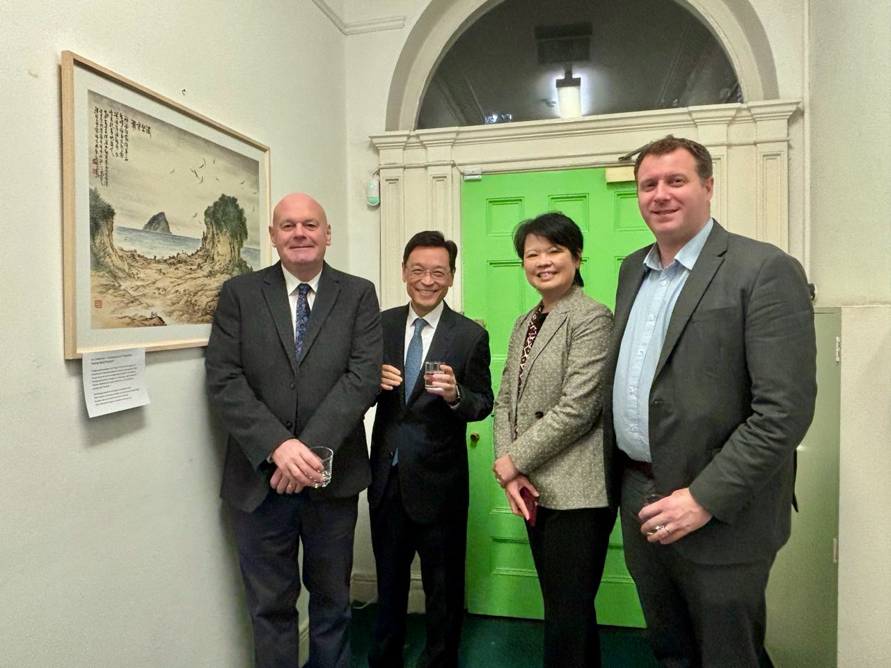 駐愛爾蘭代表處於114年11月11日舉行「海洋台灣：風景與繪畫」展覽開幕活動，愛爾蘭國會及僑界友人到場共襄盛舉、共同賞畫。