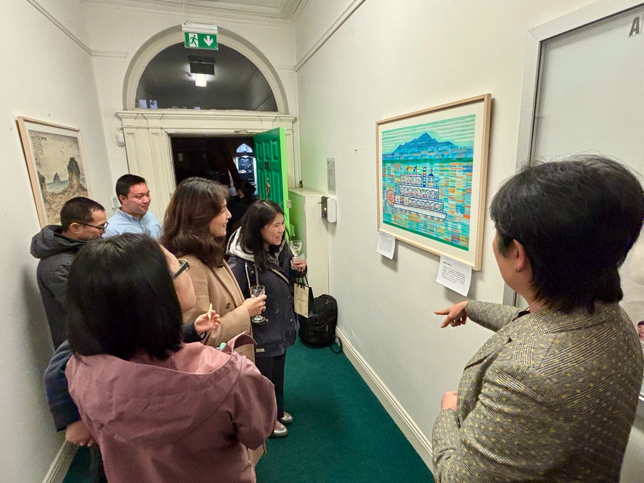 本處領務廊道共展出三幅台灣當代畫家以海洋為題的作品，旅愛僑胞共同賞畫。