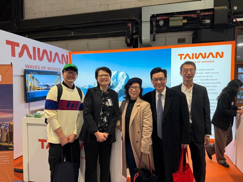 本處唐殿文大使夫婦（右2及３）、張必強副組長（右1）及都柏林中文學校劉淑慧校長（左二）與參展民眾合影。