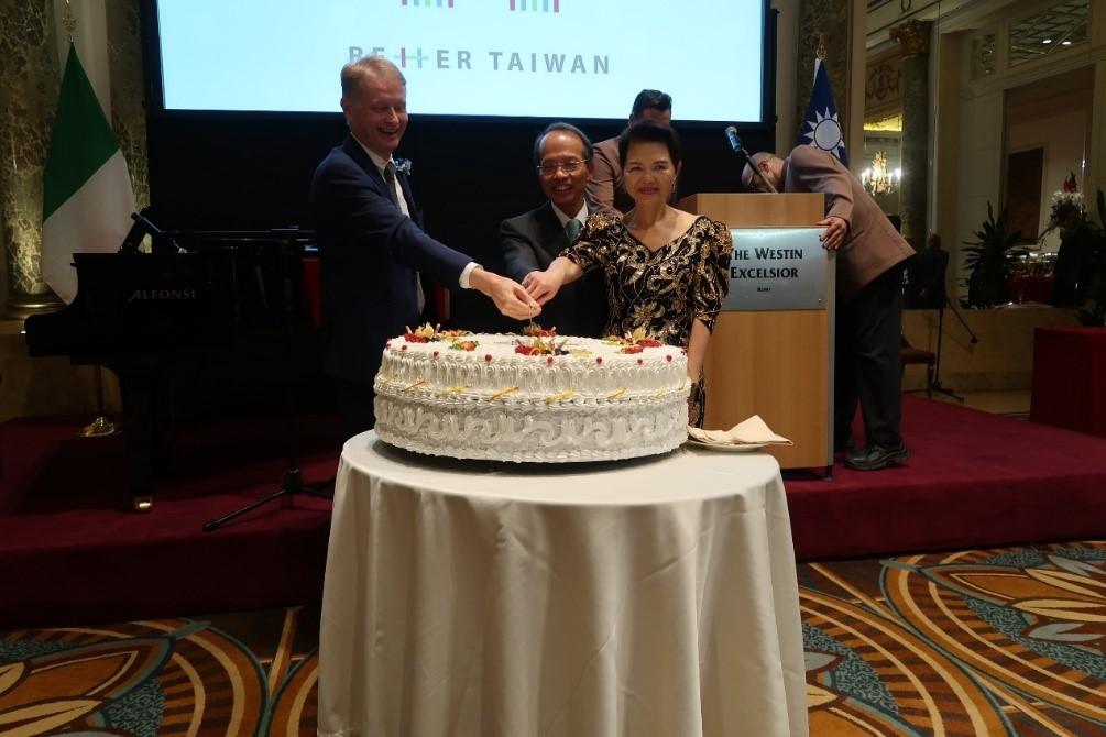 侯清山代表夫婦（中、右一）與義大利「國會友台協會」主席馬朗（Lucio Malan）參議員（左一）共同祝切國慶蛋糕