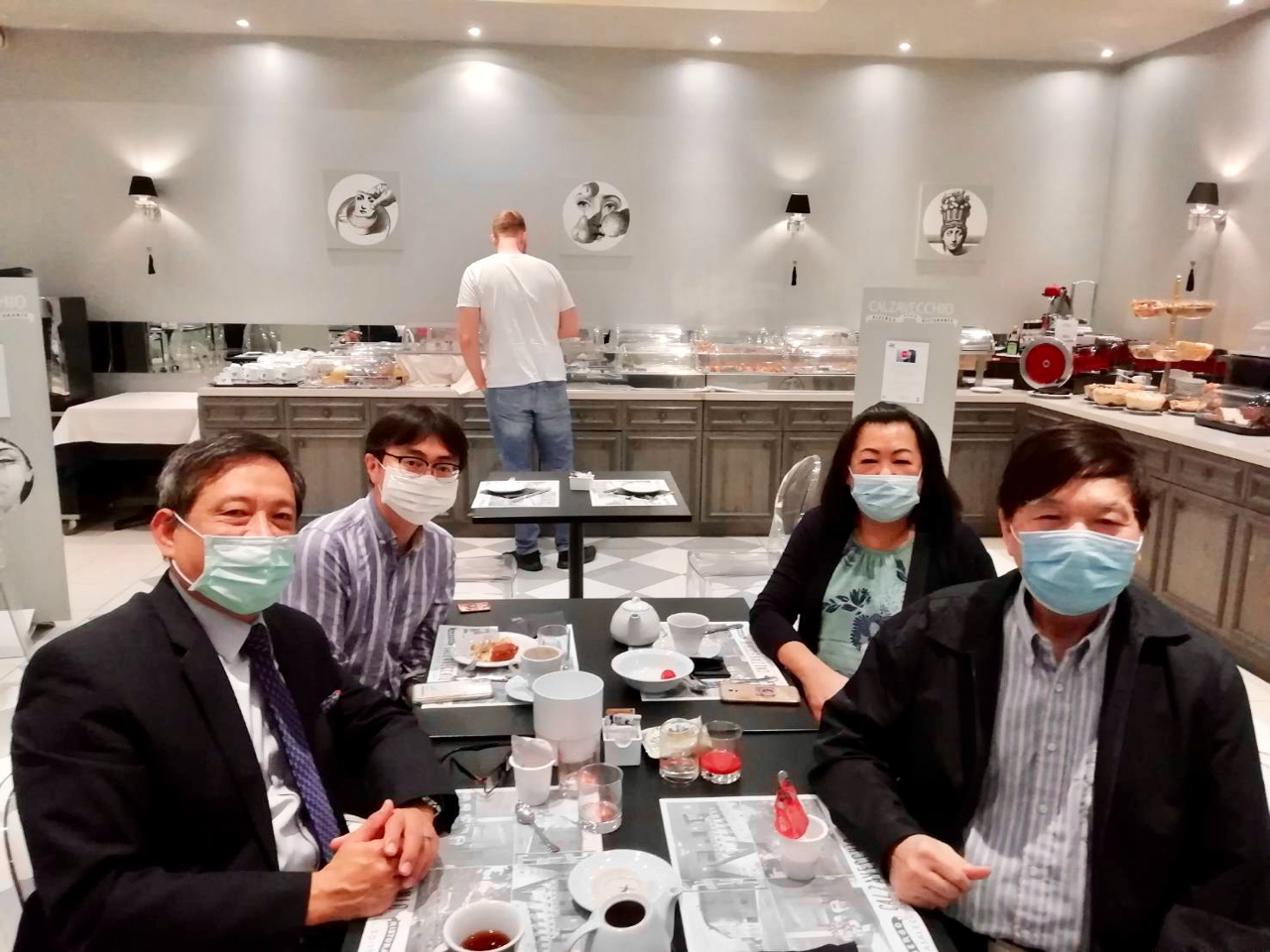 駐義大利代表李新穎大使於109年9月26日上午9時在波隆納Casalecchio市拜會僑務諮詢委員劉鴻源先生，瞭解當地最新僑情及疫情發展狀況，雙方並就各項僑務交換意見；李大使並代表政府表達誠摯關懷僑民健康之意，盼政府與僑民一起攜手共渡COVID-19疫情難關。

會後李大使及劉委員一同參訪當地台商杜蓬娟女士之公司，瞭解疫情期間營運狀況，以及因應後疫情時代的經營之道。