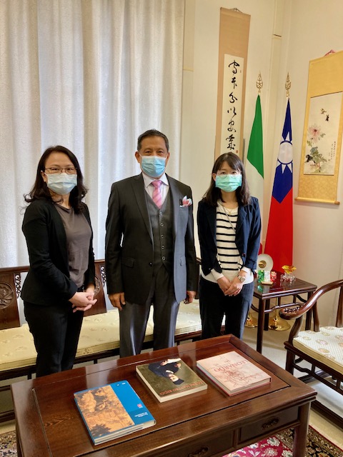 駐義大利代表處李新穎大使在10月16日接見兩位文化部鄧美容組長及林恬瑜秘書，歡迎兩位新同仁抵任履新，並成立史上首次駐義大利文化組。

李新穎大使表示，駐義代表處設立29年來，經過最近兩年的努力，終於獲行政院核定在義大利設立文化組。

李大使除感謝行政院、文化部及外交部之支持加強推動對義大利及兼轄國之文化藝術業務外，並相信在文化部新同仁到任後，除能運用相關專業加強對義大利及兼轄國之文藝交流及合作，展現台灣的軟實力外，並能提供兩國青年在文創和創新創業之更多交流及合作。
