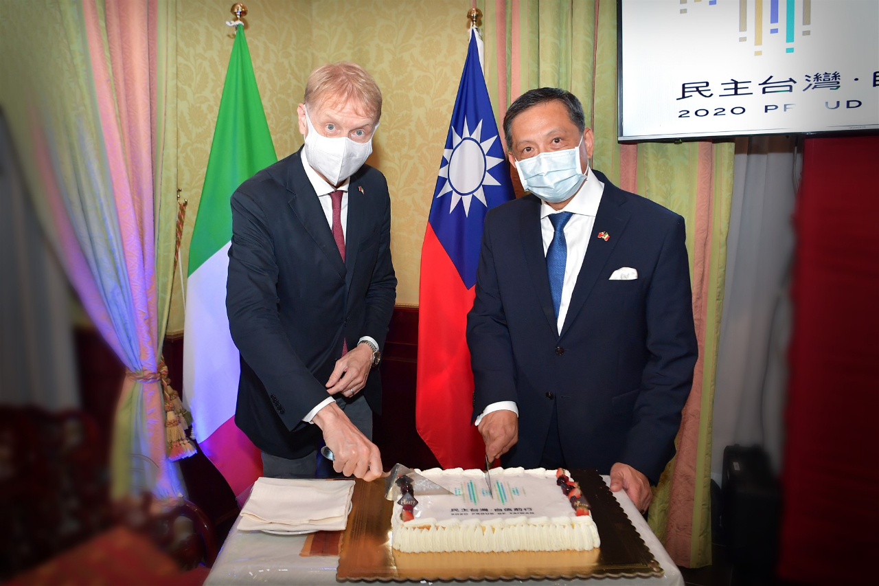 李大使新穎主持108年國慶酒會,並與義大利國會友台協會主席Lucio Malan共同切蛋糕祝賀我國慶
