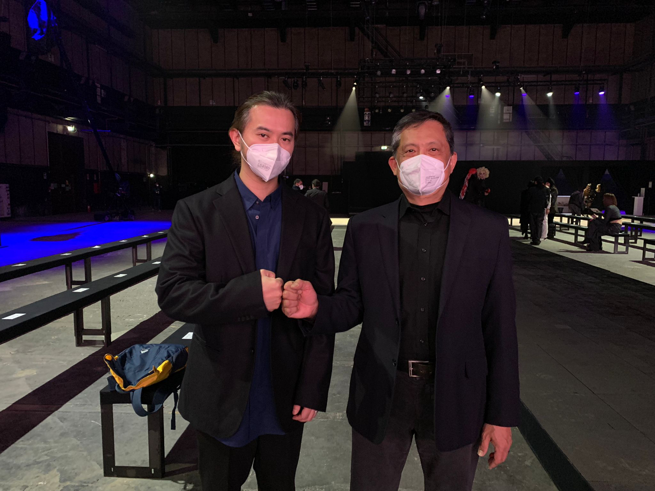 駐義大利代表處李大使與設計師鄭佳弘合影