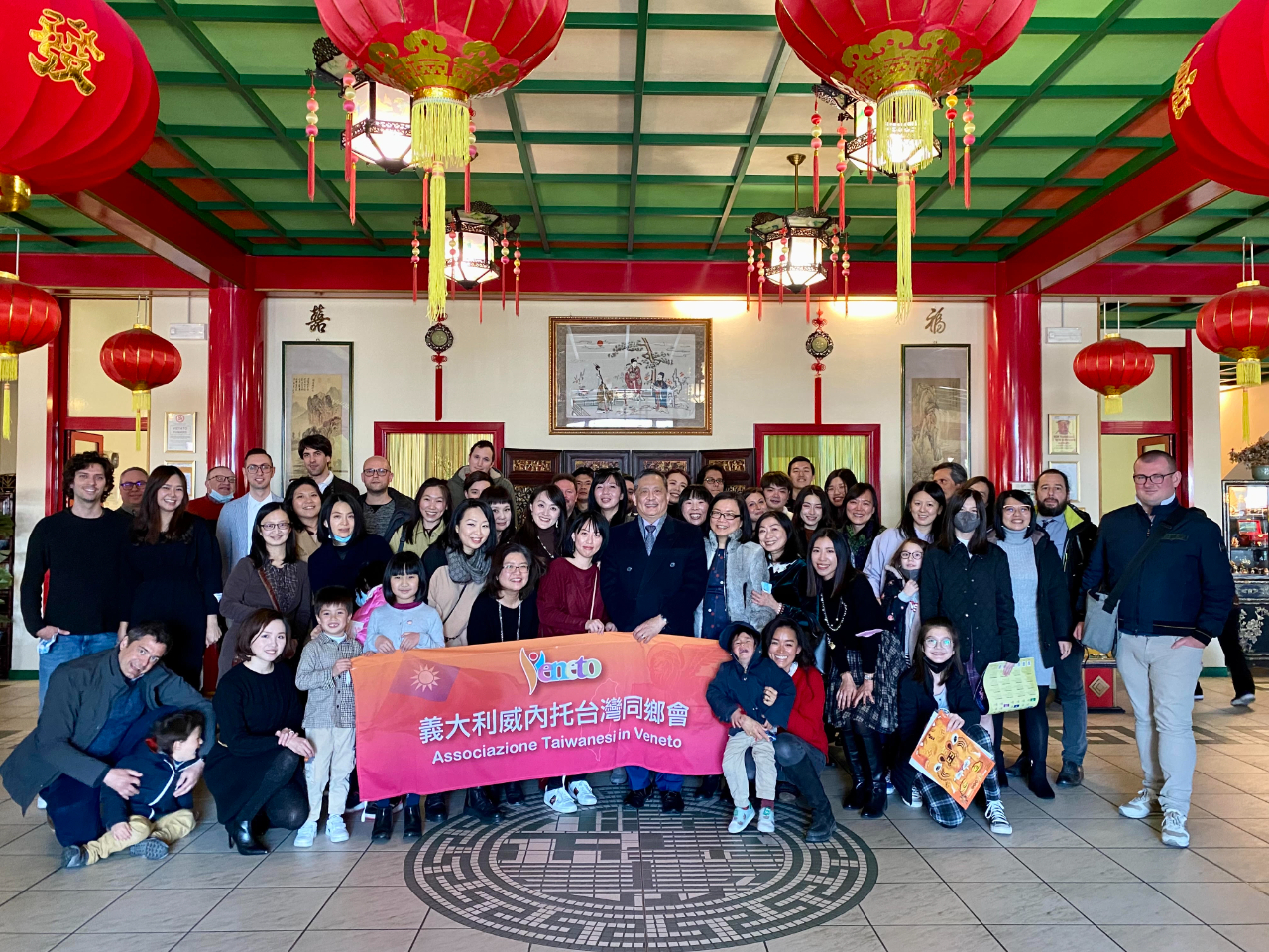 圖說：李新穎大使(前排中)與威內托台灣同鄉會成員合影