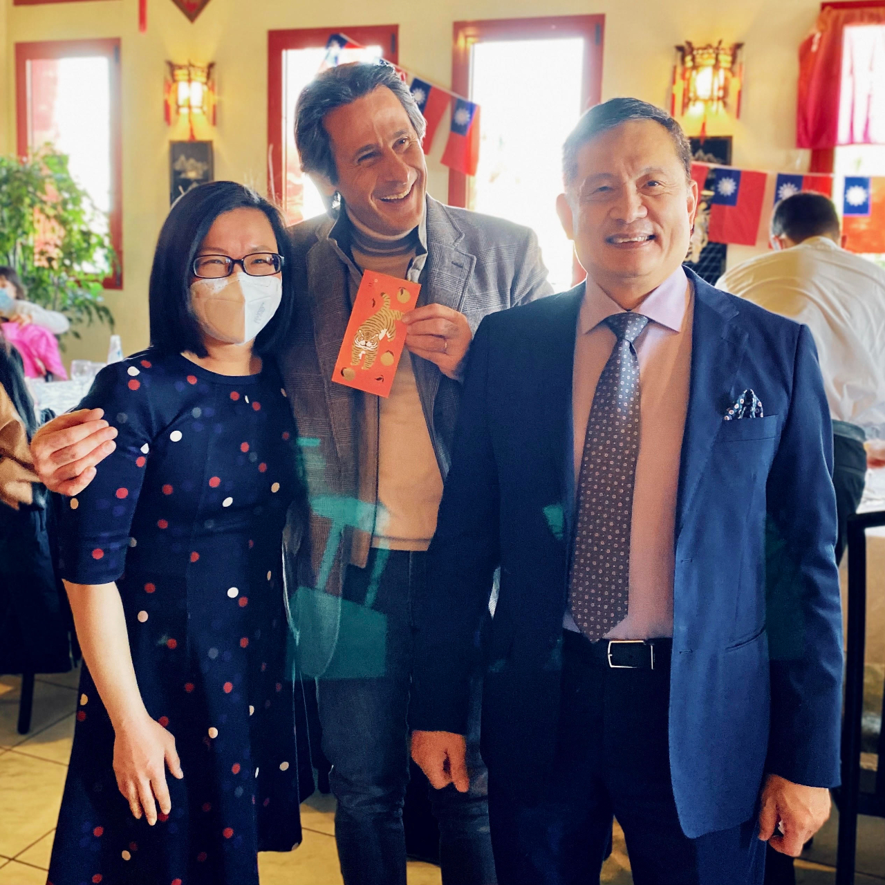 圖說：李新穎大使(右)致贈虎年紅包與僑民互動
