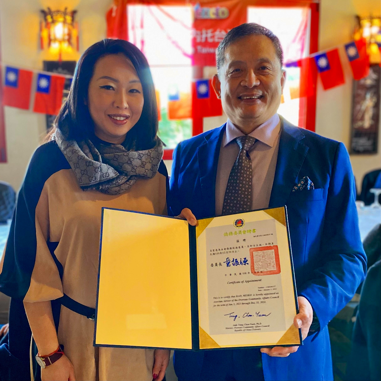 圖說：李新穎大使(右)頒贈聘書予僑務促進委員高聖慈(左)