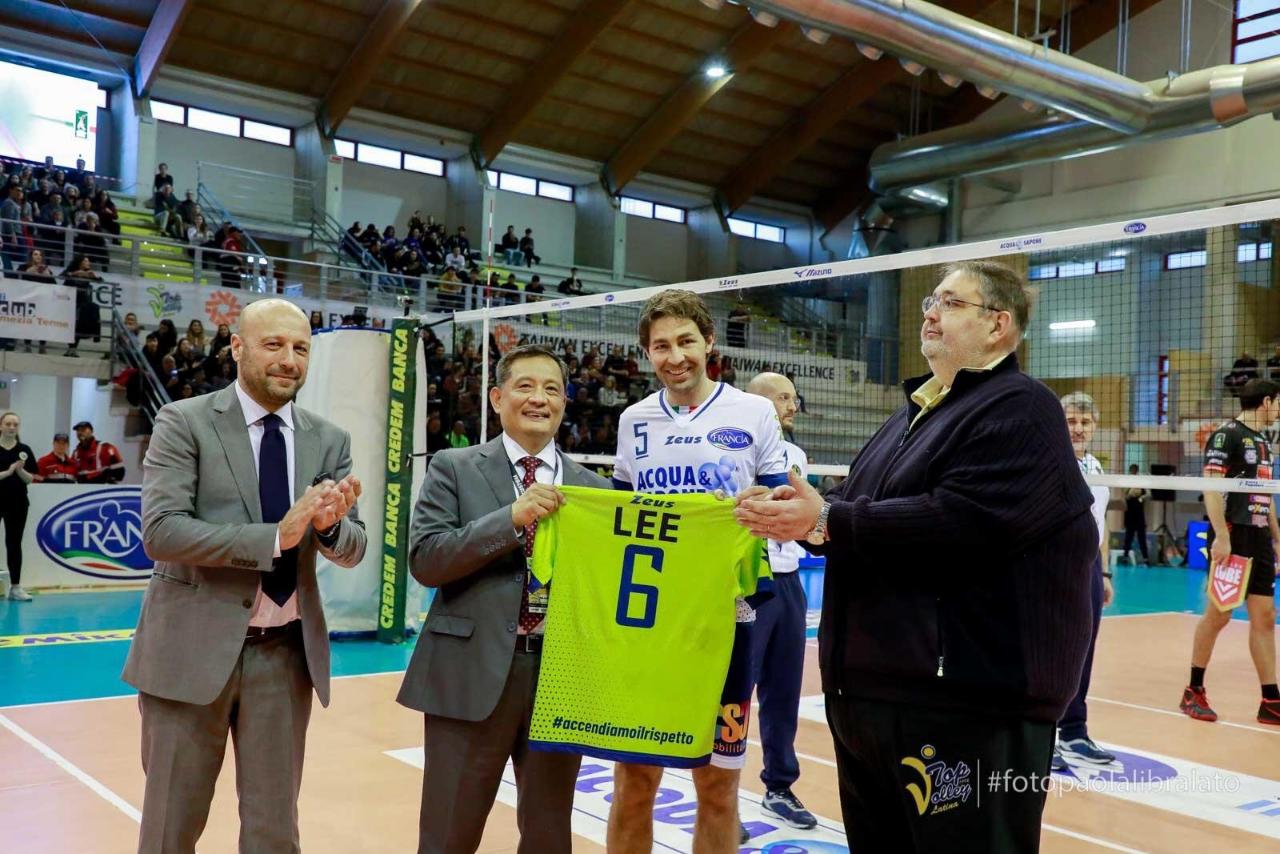 2019.03.03-本處李大使新穎率同仁前往羅馬約1.5小時車程之Cisterna di Latina市，觀賞義大利超級排球聯賽(Super Lega)勁旅Top Volley Latina球隊主場賽事，並為效力該隊之前國手黃培閎打氣。Top Volley Latina隊連續兩季獲我國對外貿易協會「臺灣精品」贊助，因此會場滿布「Taiwan Excellence(臺灣精品)」之標誌，而Latina隊為歡迎李大使蒞臨，特別在賽前頒贈印有李大使姓氏「LEE」的專屬6號球衣，李大使在場上亦受到球迷及前往為黃培閎加油的僑胞熱烈歡迎。