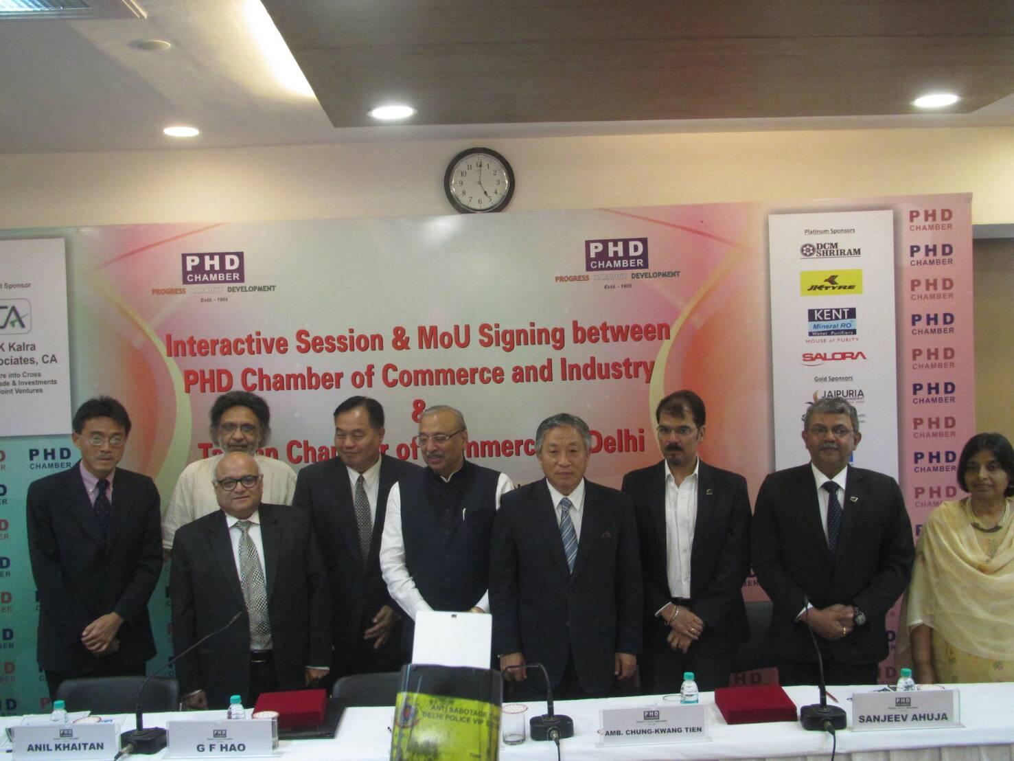 田大使（右四）與印度PHD商工總會會長Dr. Mahesh Gupta(右五)、印度德里台灣商會郝會長光復（右六）等貴賓合影。