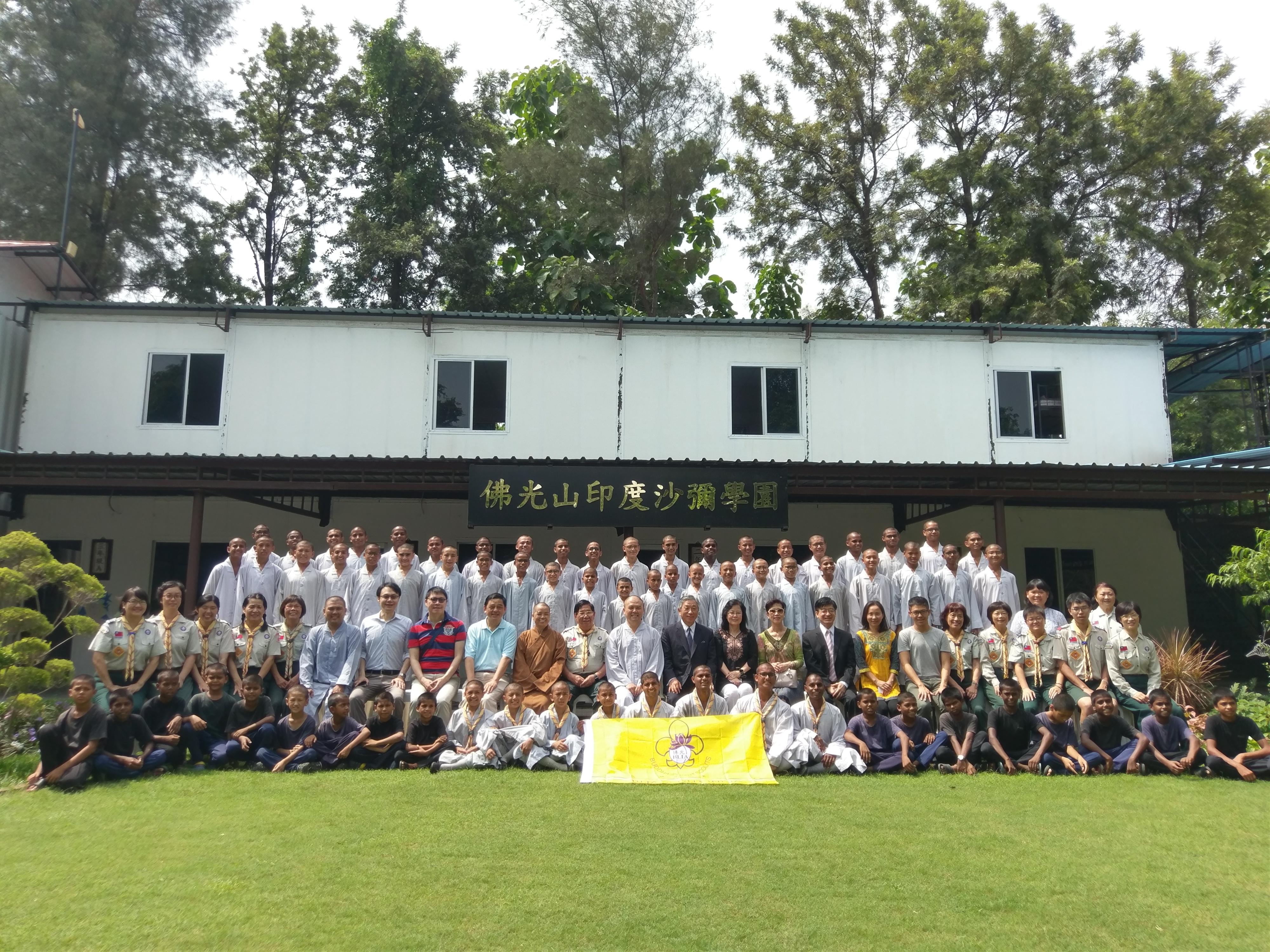 田大使夫婦偕駐印度代表處同仁與國際佛光會中華佛光童軍總部李執行長耀淳及幹部、佛光山德里文教中心主任釋惠顯法師及「沙彌童軍團」等人在佛光山印度沙彌學圓合影。