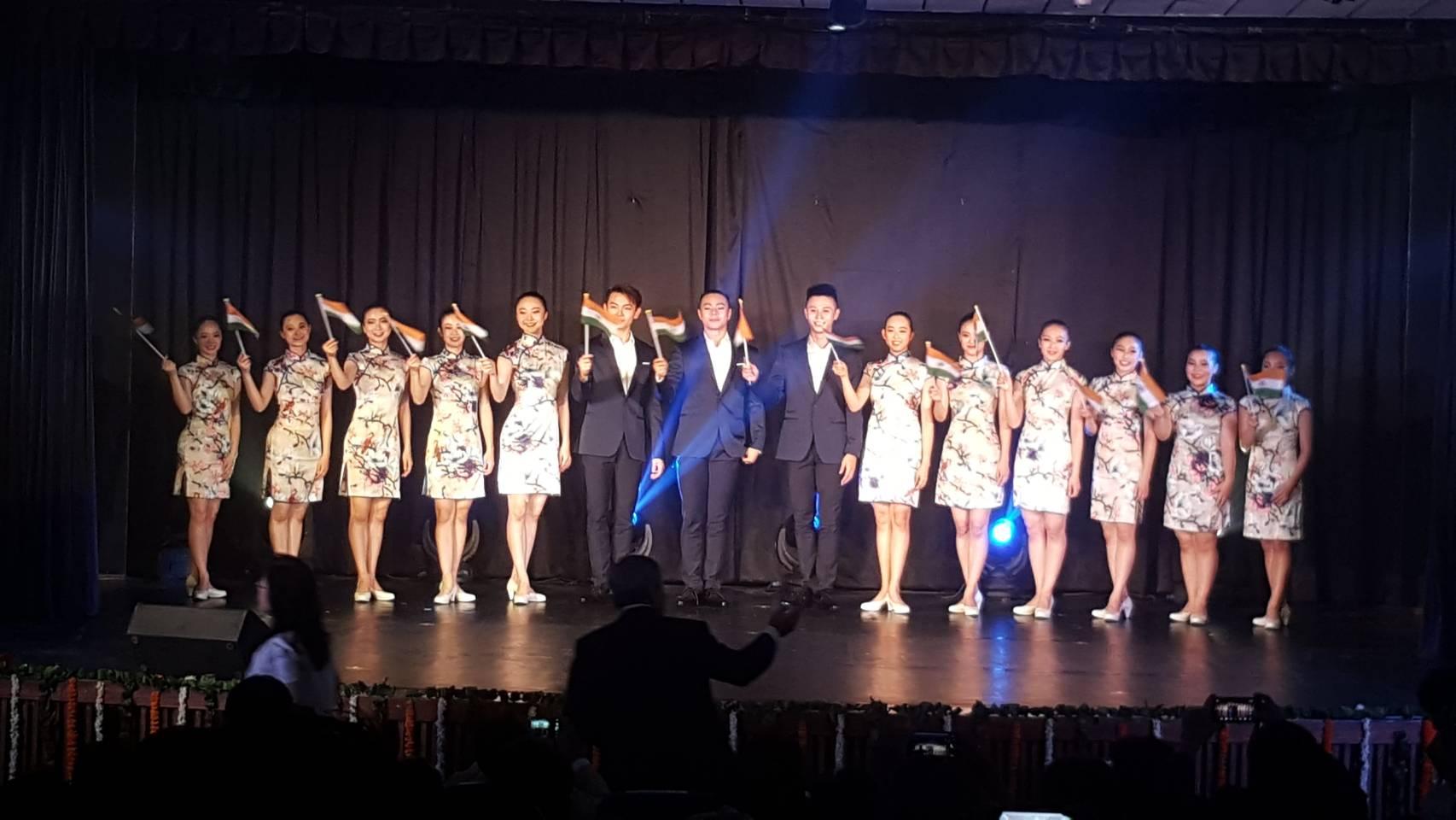 臺藝大「大觀舞集」舞者於演出後持印度國旗向觀眾謝幕。