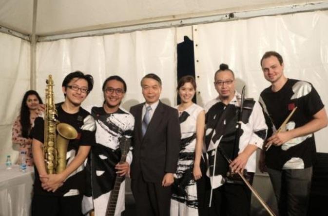 本處邱公使玉汕（中）於「絲竹空爵士樂團」表演完畢後在後台向該樂團表達肯定，並恭賀演出圓滿順利。