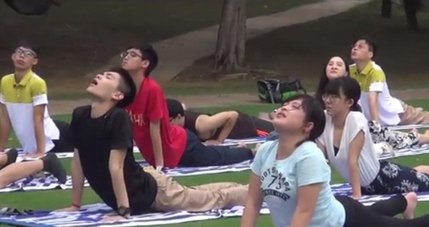 本年8月31日上午7時30分青年大使團參加瑜伽體驗活動，感受印度文化精髓。