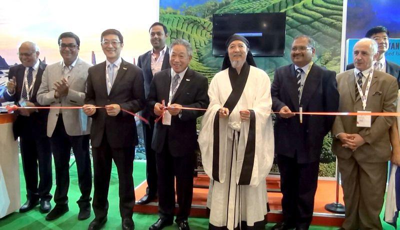 駐印度代表田大使中光（中）本(106)年10月26日出席印度「2017年商業暨豪華旅遊展」(Business and Luxury Travel Mart 2017)，與觀光協會新加坡辦事處主任林信任（左三）、台北古琴館會長袁中平（右三）及旅展主辦單位Fairfest Media公司董事長阿加渥（左二）等人為臺灣館剪綵開幕。