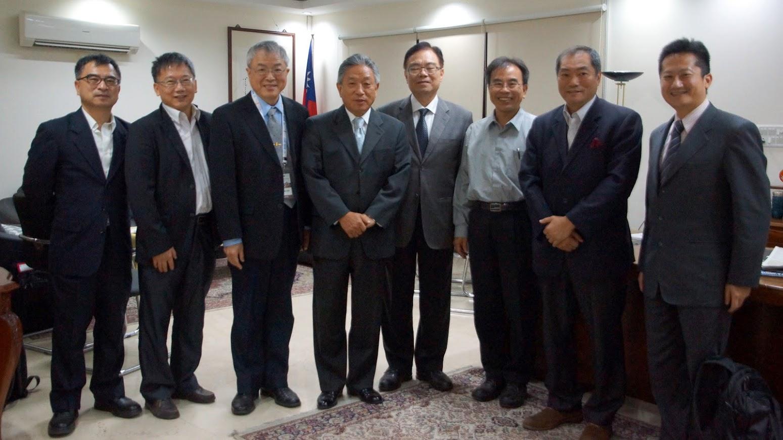 田大使(左4)與國家太空中心林信嘉博士(左2)、遙測學會會長史天元教授(左3)、學會專家代表等人會面，陳和賢組長(右2)陪同。