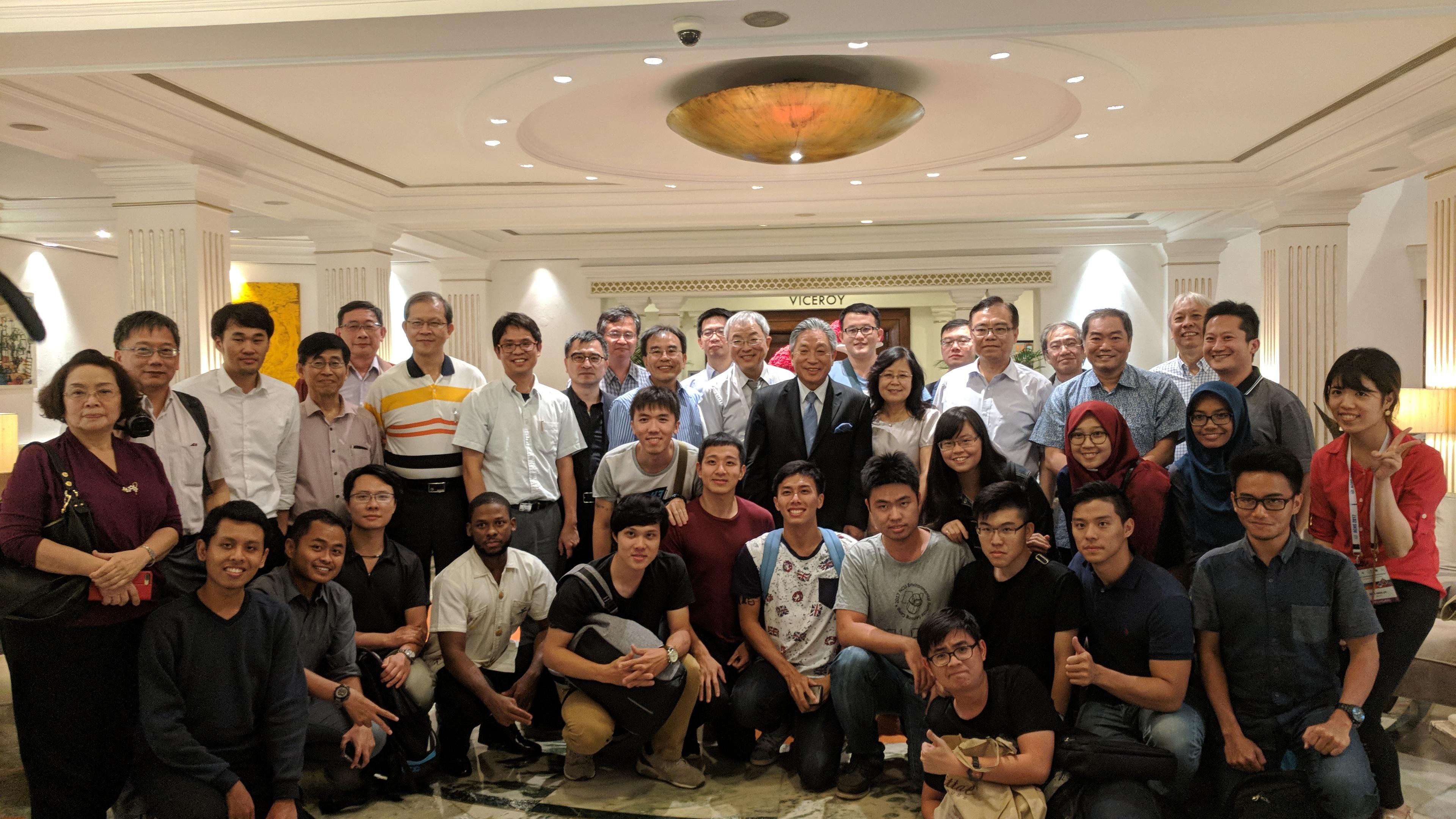 田大使夫婦與國家太空中心、中華民國航空測量及遙感探測學會兩訪團合照。