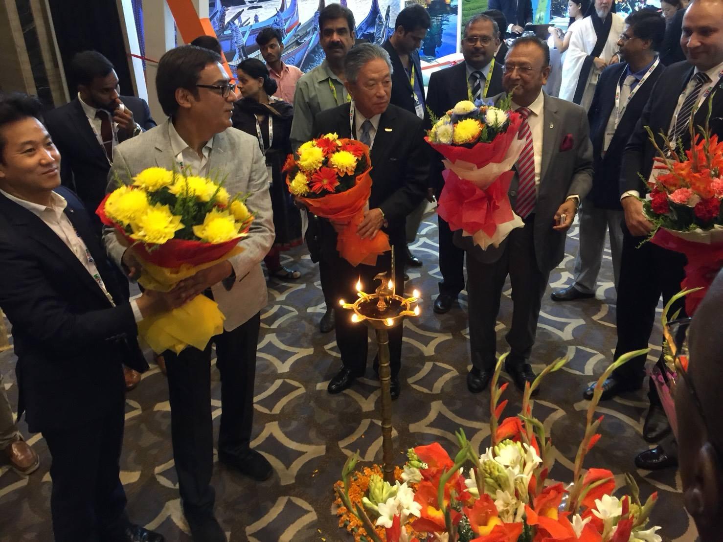 1.2017年「印度古崗商務豪華觀光旅展」(Business &amp;Luxury Travel Mart Gurgoan)於本(106)年10月26至27日假印度古崗Hyatt Regency飯店舉行,我駐印度代表處田中光大使偕臺灣觀光局新加坡辦事處主任林信任、中華民國對外貿易發展協會劉瓊婷組長、臺灣會展領航計畫莊雅婷經理，以及我國古琴老師袁中平及書法老師陳麗如等應邀出席開幕典禮；田大使並與該旅展創辦人印度斐爾費斯特媒體集團(Fairfest Media)董事長Sanjiv Agarwal及印度Stic Travels公司負責人Subhash Goyal等共同主持我展場開幕儀式。我國代表團於BLTM旅展中計設置2座攤位，除向參展嘉賓介紹臺灣美景特色，袁中平老師並即席彈奏古琴，以推動我政府新南向政策吸引印度旅行社業者組團赴臺觀光旅遊。
2.Subhash Goyal (左)、田中光大使(中)、Sanjiv Agarwal (右)