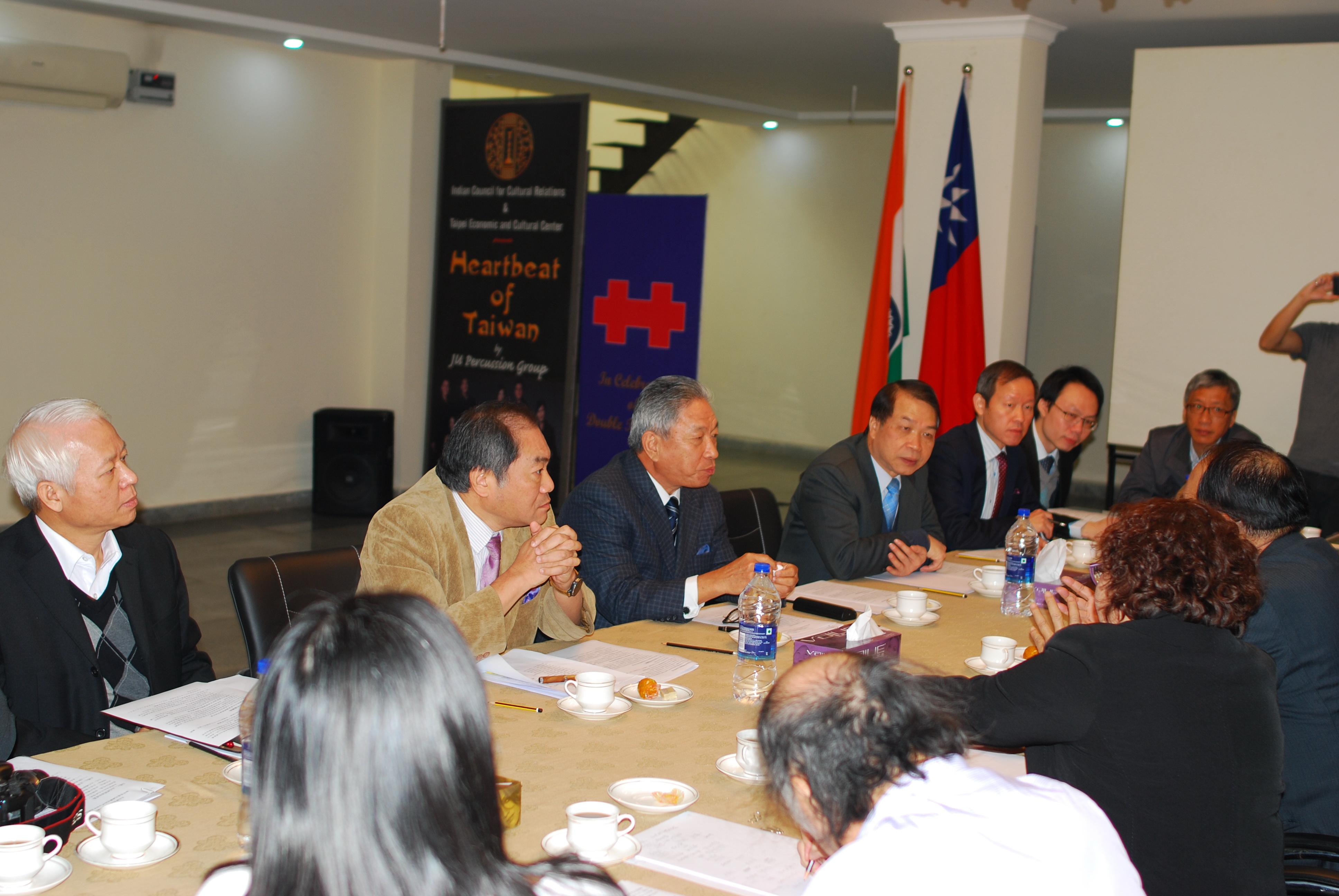 1.文化部文化資產保護局施國隆局長等一行20人於本(106)年12月7日至16日訪印度德里，參加國際古跡遺址保護協會(The International Council on Monuments and Sites, ICOMOS)第19屆會員大會暨學術研討會，並於12月9日拜會駐印度代表處田中光大使及座談，就台印度古蹟保存管理之合作交流交換意見。
2.施局長及團員拜會駐印度代表處，與田大使及同仁座談。