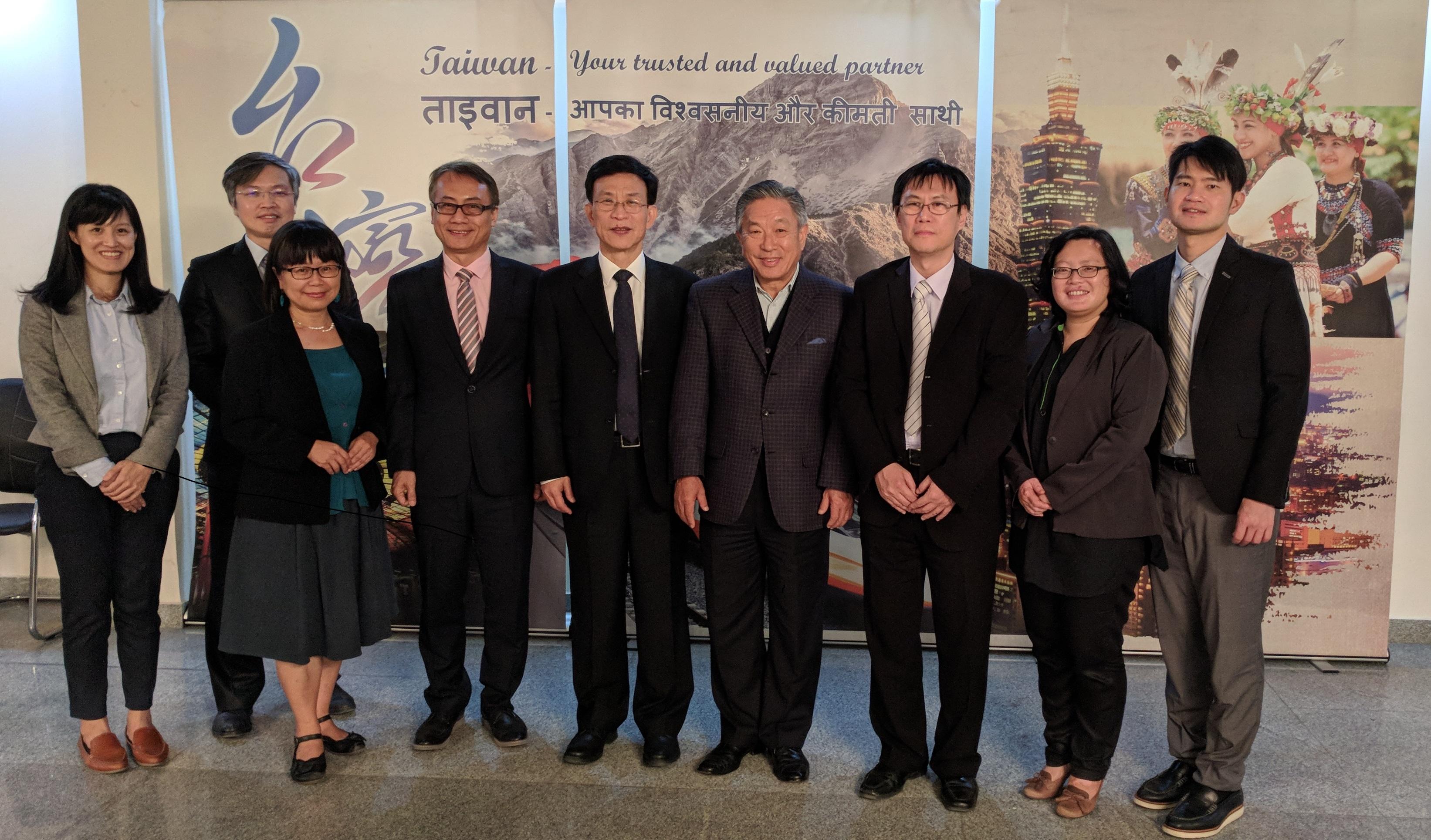 周秘書長(左5)率團拜會田大使(右4)。