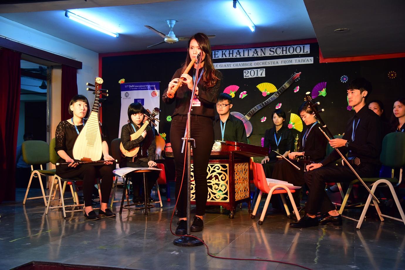 小巨人絲竹樂團於Khaitan高中簡介並示範洞簫