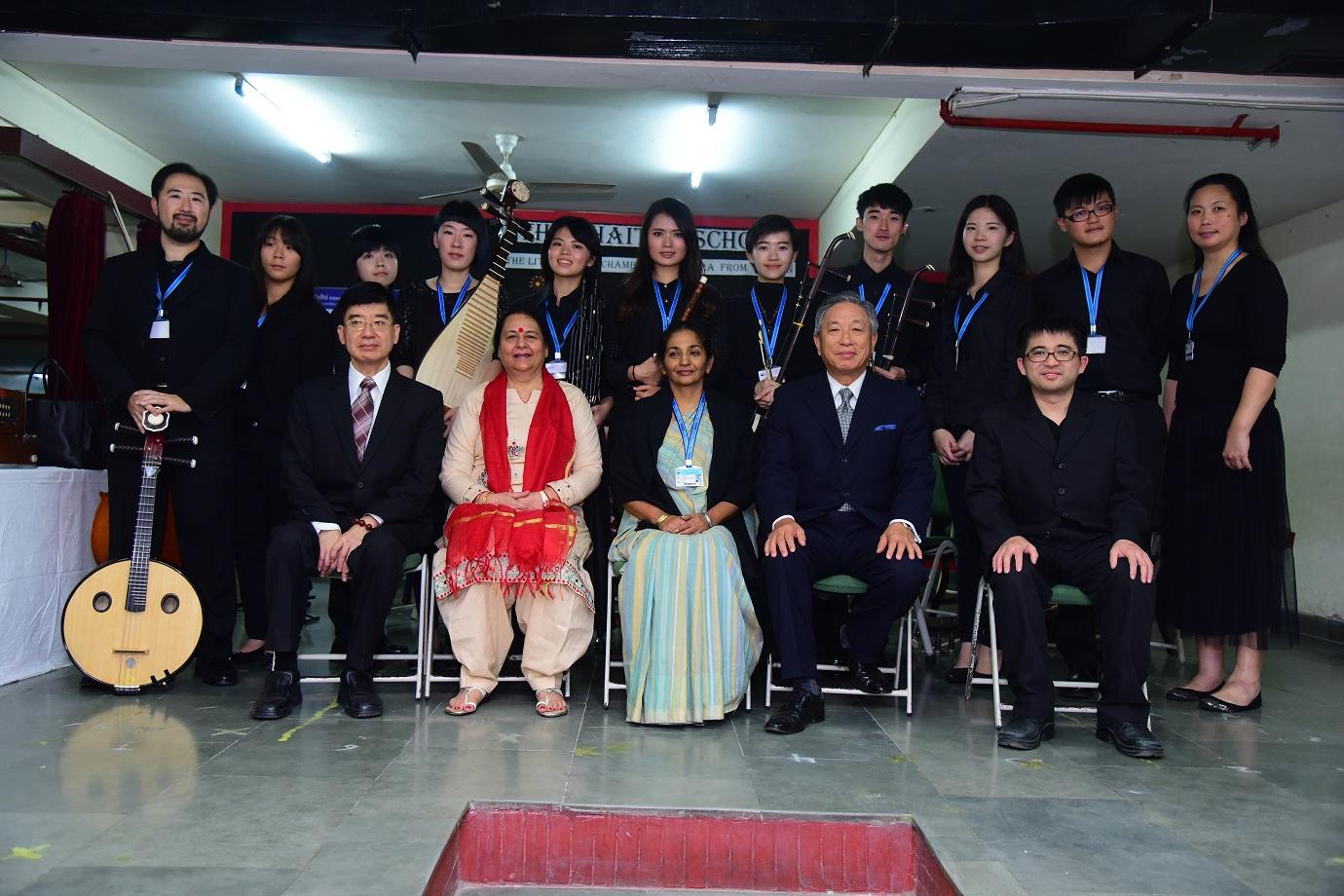 小巨人絲竹樂團表演結束後合影