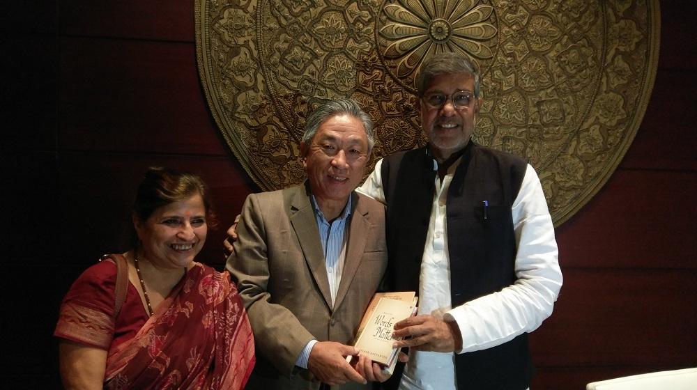 駐印度代表田大使中光（中）本(107)年7月17日與2014年諾貝爾和平獎得主、印度兒童權益運動人士沙提亞提（Kailash Satyarthi，右一）會晤，沙提亞提並致贈田大使書籍二本，感謝我國青年多年來持續擔任「拯救童年行動」(BBA)志工。