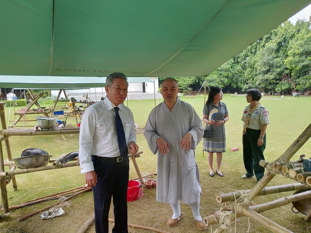 田大使在佛光山德里文教中心主任釋慧顯法師陪同下參觀沙彌童軍帳篷、高架灶及野外炊具。