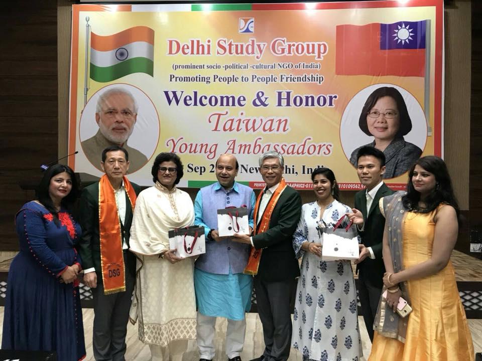 本(9)月5日國際青年大使訪問團應印度執政人民黨(BJP)資深領袖Vijay Jolly(左四)邀請與德里研究社(Delhi Study Group)交流。