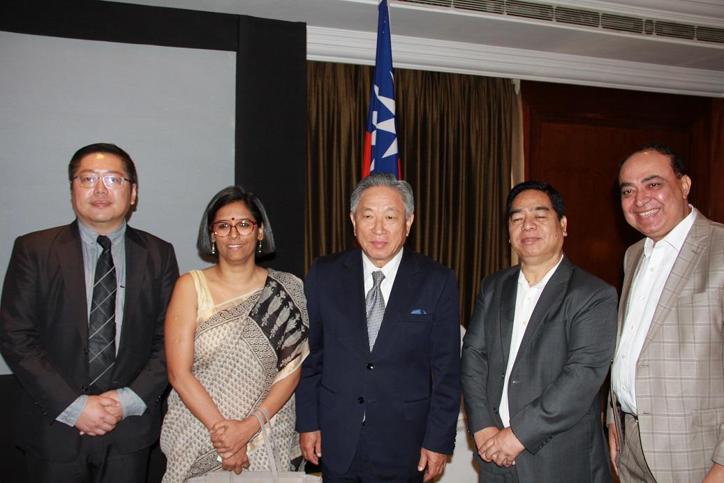 田大使（中）與印度國會上議院議員特勞(Ronald Sapa Tlau)（右二）、印度人力資源發展部國際合作資深顧問安尹若(Dr. Anamika)（左二）等來賓合影。