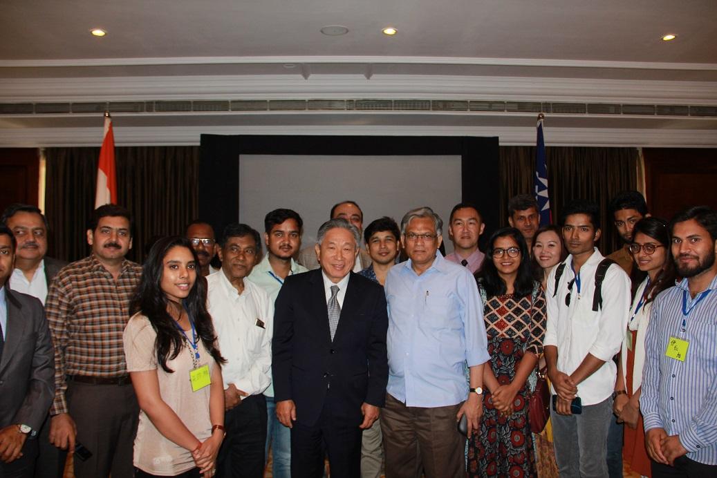 田大使（前排中）與資深媒體人士、旅印臺商及印度留臺校友會成員合影。